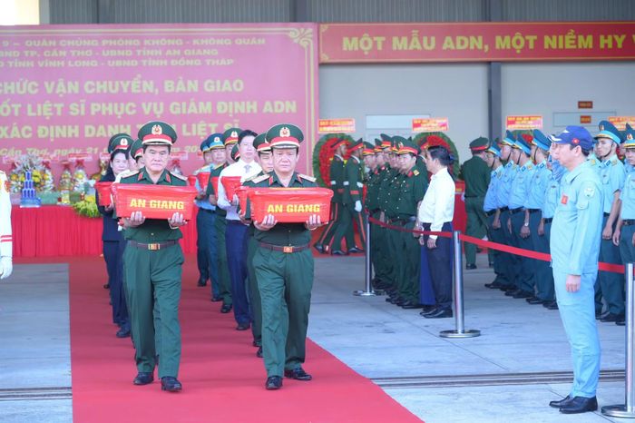 Lãnh đạo Quân khu 9, Quân chủng Phòng không – Không quân và lãnh đạo các tỉnh, thành phố di chuyển mẫu sinh phẩm hài cốt liệt sĩ lên máy bay CASA-295.