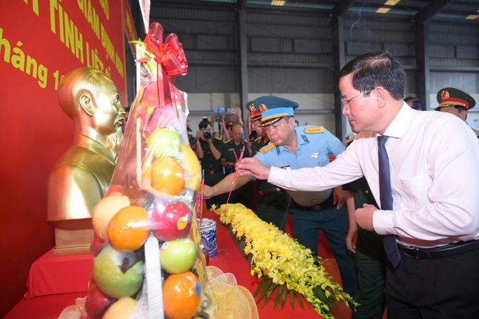 Các đại biểu dâng hương tri ân các Anh hùng liệt sĩ.