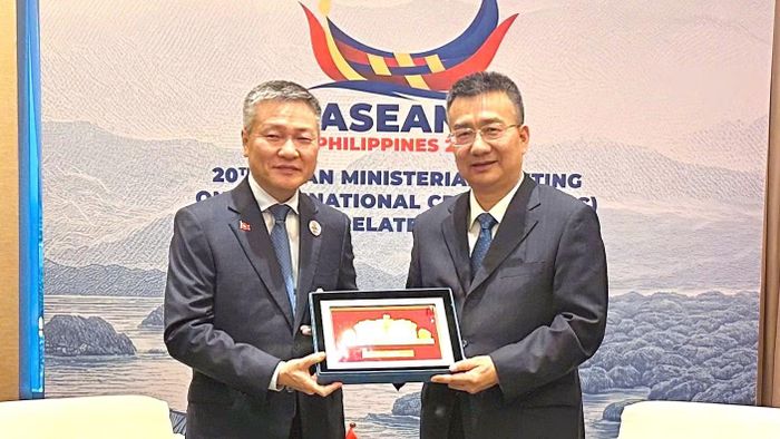 Thứ trưởng Nguyễn Ngọc Lâm tặng quà lưu niệm Thứ trưởng Bộ Công an Trung Quốc Lã Vũ Khâm.