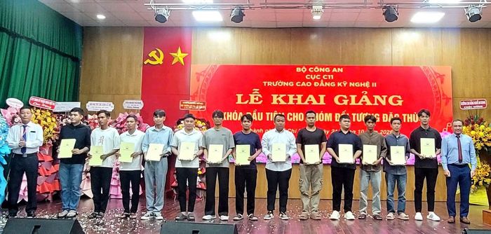 Đại diện doanh nghiệp trao quyết định nhận học viên sau tốt nghiệp.