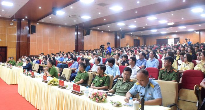 Các đại biểu tại buổi lễ.