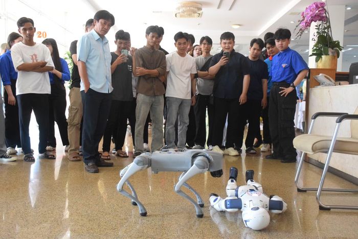 Lãnh đạo Cục C11 cùng các đại biểu tham quan các gian hàng giới thiệu các kỹ thuật công nghệ của nhà trường.