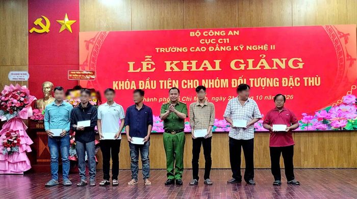 Trung tướng Trần Văn Thiện trao tặng quà cho các học viên.