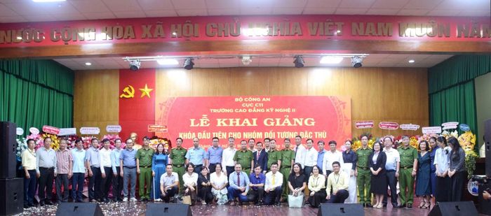 Lãnh đạo Cục C11, Ban Giám hiệu Trường Cao đẳng Kỹ Nghệ II cùng các đại biểu.