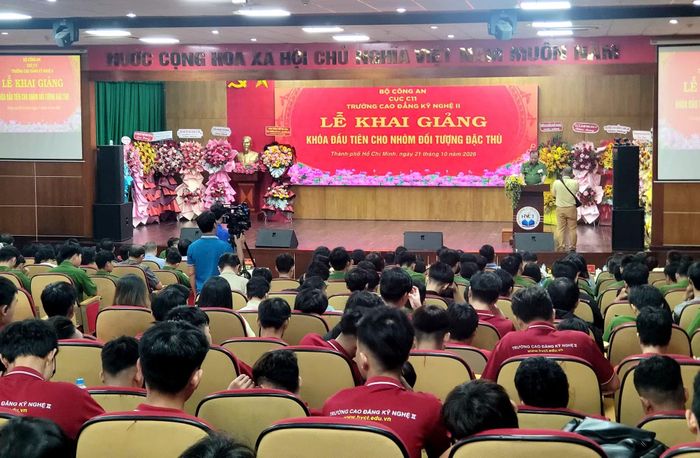 Quang cảnh buổi lễ khai giảng khóa đào tạo nghề đầu tiên cho nhóm đối tượng đặc thù.