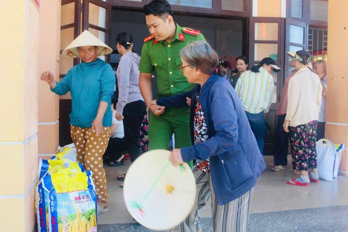 Công an phường An Cựu trao tặng gạo cho những người dân có hoàn cảnh khó khăn.