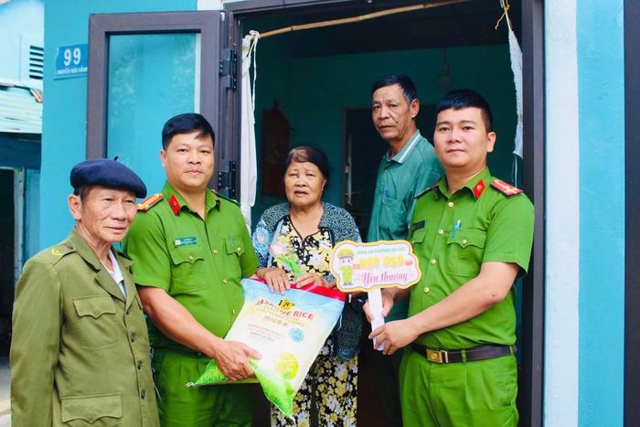 Mô hình "Hạt gạo yêu thương" được các chiến sĩ Công an phường An Cựu đến nhà, trao cho người dân có hoàn cảnh khó khăn.