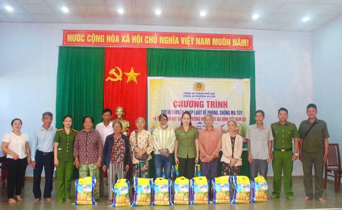 Mô hình "Hạt gạo yêu thương" là trao yêu thương đi cùng với việc tuyên truyền giúp người dân nâng cao cảnh giác, chủ động phòng ngừa tội phạm.