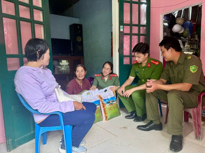 Công an phường An Cựu vừa trao những bao gạo nghĩa tình cho bà Lê Thị Tuyết ở đường Nguyễn Khoa Chiêm, phường An Cựu.