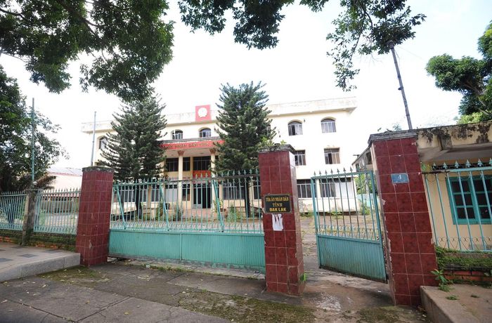 Bên cạnh đó, nhiều trụ sở dôi dư hiện vẫn đang bị bỏ hoang, gây lãng phí.