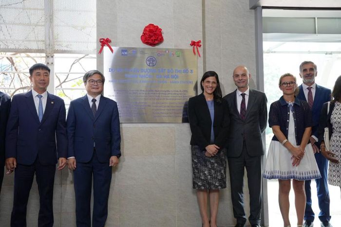 Bộ trưởng phụ trách Cộng đồng Pháp ngữ Éléonore Caroit cùng Phó Chủ tịch UBND Thành phố Hà Nội Trương Việt Dũng khai trương lễ gắn biển kỷ niệm dự án tuyến đường sắt đô thị số 3. Ảnh: Ambassade de France au Vietnam