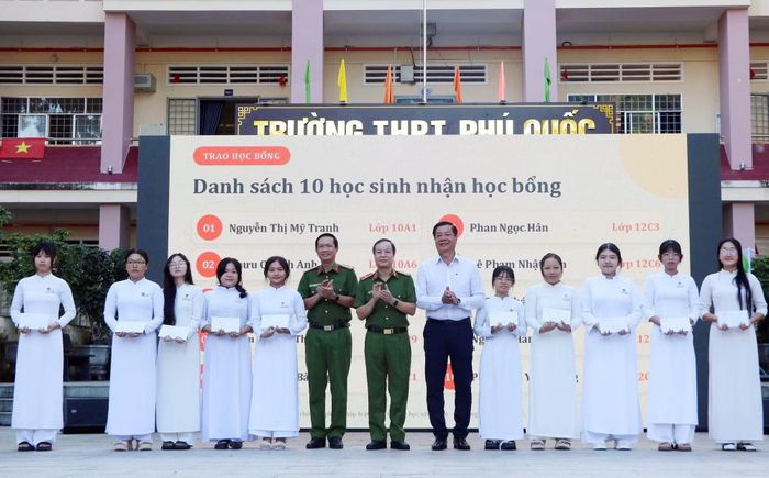 Ban Tổ chức trao 10 suất học bổng tặng các em học sinh khó khăn.