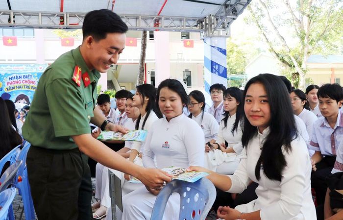 Cán bộ, Đoàn viên thanh niên Công an tỉnh An Giang tặng quà và tờ rơi tuyên truyền phòng, chống bạo lực học đường, xâm hại trẻ em, mua bán người và lừa đảo trên mạng cho các em học sinh trường THPT Phú Quốc.