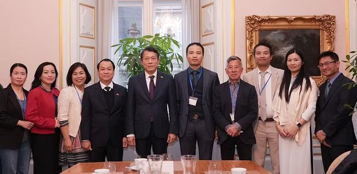 Bộ trưởng Lương Tam Quang tiếp các chuyên gia, trí thức, nhà khoa học.