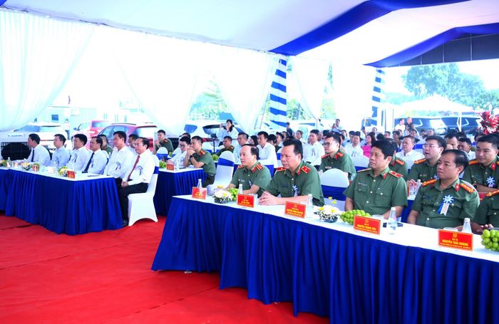 Các đại biểu dự lễ khởi công dự án.