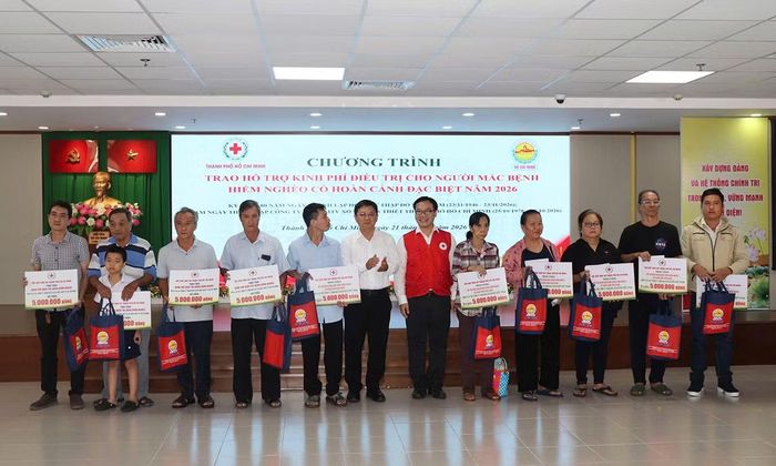 Ông Nguyễn Mạnh Cường, Uỷ viên Dự khuyết Trung ương Đảng, Phó Chủ tịch UBND TP Hồ Chí Minh - Trưởng Ban Chỉ đạo vận động hiến máu tình nguyện thành phố trao quà tặng cho các bệnh nhân mắc bệnh hiểm nghèo.