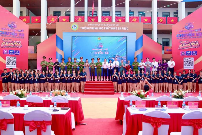 Các đại biểu tham dự chương trình cùng các học sinh tại điểm cầu chính tại Trường THPT Đa Phúc.