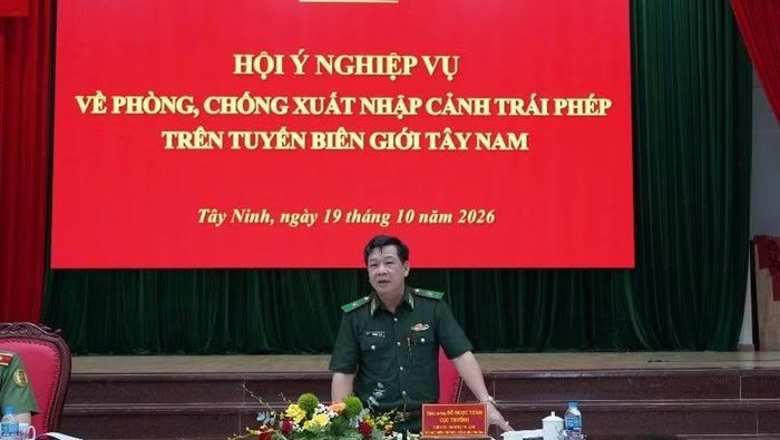  Thiếu tướng Đỗ Ngọc Toàn, Cục trưởng Cục Cửa khẩu, Bộ Tư lệnh Bộ đội Biên phòng, Bộ Quốc phòng phát biểu chỉ đạo tại hội nghị. 