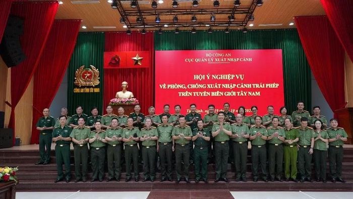 Các đại biểu dự hội nghị chụp ảnh lưu niệm.