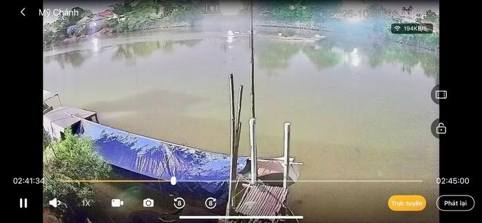 Hình ảnh khai thác cát trái phép trên sông Mỹ Chánh do camera an ninh của người dân ghi lại.