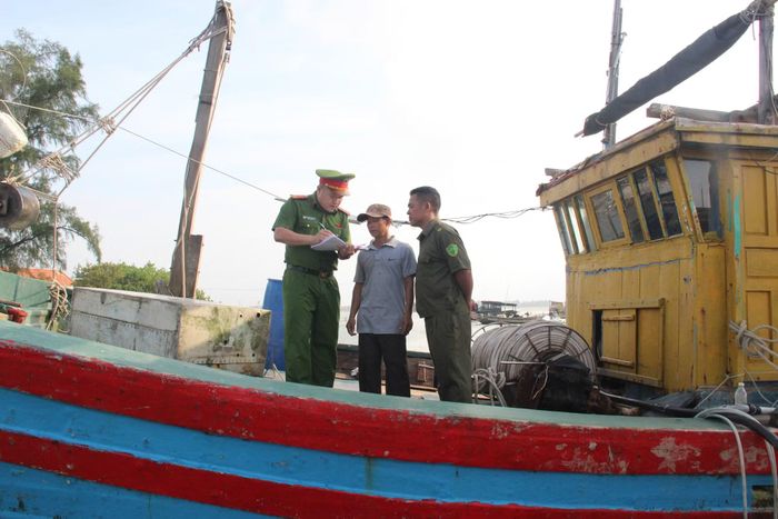 Cán bộ Công an phường Thuận An (TP Huế) tích cực tuyên truyền ngư dân địa phương khai thác hải sản đúng quy định pháp luật.