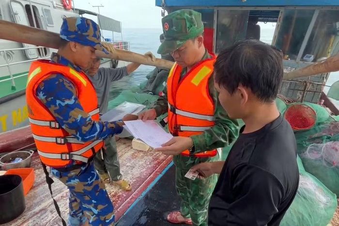 Lực lượng BĐBP TP Huế kịp thời ngăn chặn các tàu cá có hành vi đánh bắt hải sản trái quy định.