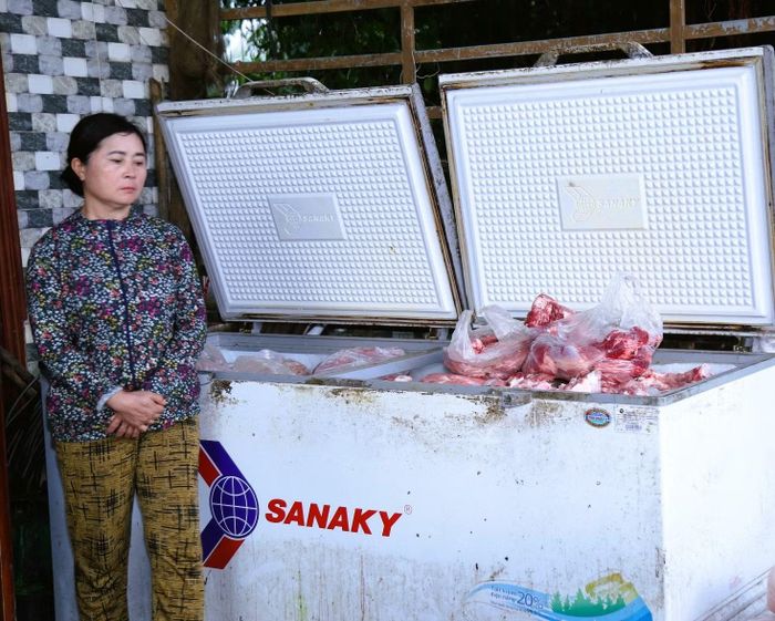 Đối tượng Nguyễn Thị Thu Phượng cùng tang vật.