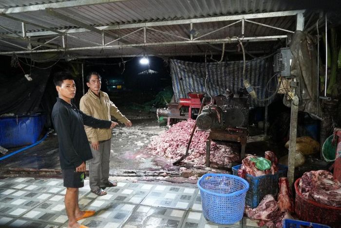 Trần Văn Hùng (mặc áo khoác vàng) cùng tang vật.