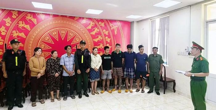 Cơ quan Cảnh sát điều tra đọc lệnh khởi tố bắt tạm giam các bị can.