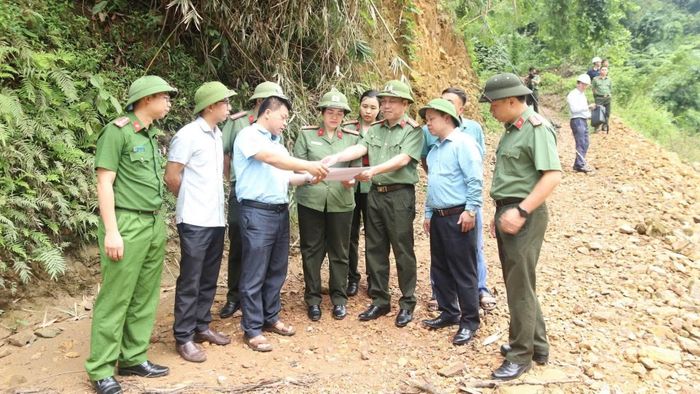 Đoàn khảo sát xem xét phương án, đánh giá thực địa khu vực dự kiến xây cầu tại xóm Song Phụ, thôn Khuổi Luông, xã Quý Hòa.