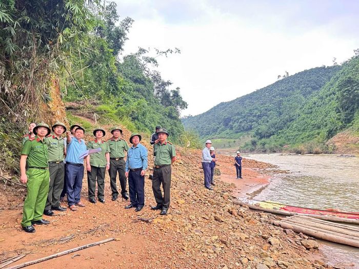 Công an tỉnh Lạng Sơn phối hợp các cơ quan chức năng khẩn trương triển khai Đoàn khảo sát đánh giá thực địa khu vực dự kiến xây cầu 19/8 tại xóm Song Phụ, thôn Khuổi Luông, xã Quý Hòa.