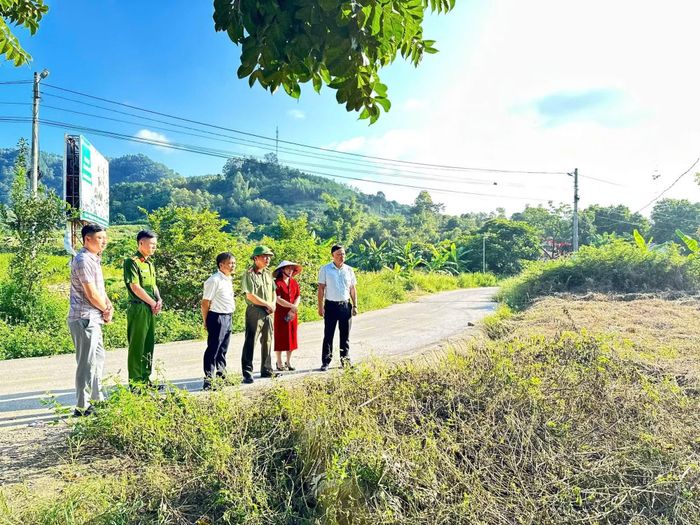 Khảo sát thực địa địa điểm được lựa chọn để xây dựng nhà văn hóa thôn Hải Yến, xã Công Sơn.