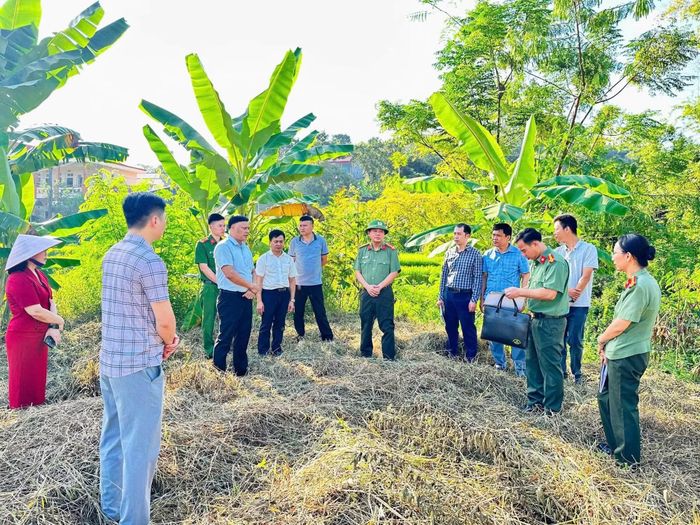 Đại tá Triệu Tuấn Hải, Phó Giám đốc Công an tỉnh Lạng Sơn và đại diện các đơn vị chức năng, chính quyền địa phương trực tiếp khảo sát địa điểm xây dựng nhà văn hóa thôn Hải Yến (xã Công Sơn).