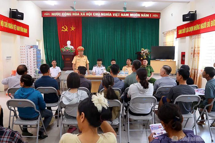 Lực lượng chức năng tuyên truyền, vận động người dân chấp hành pháp luật đang được đẩy mạnh nhằm bảo vệ nguồn lợi thủy sản và môi trường sinh thái đường thủy.