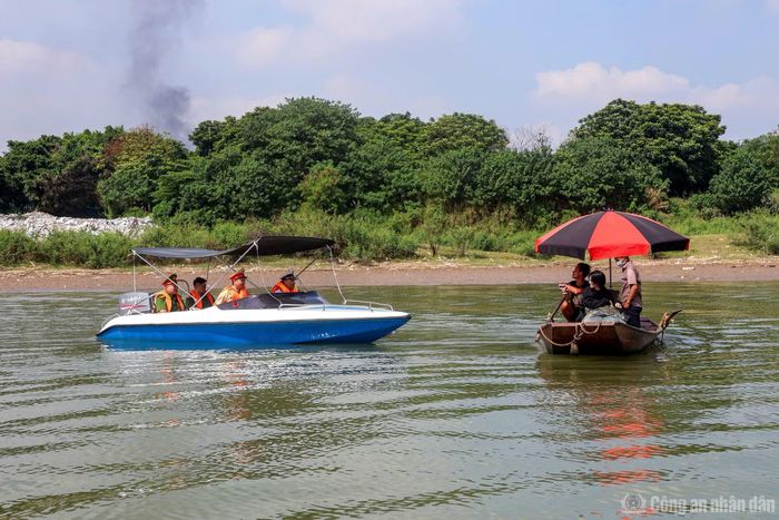 Tổ công tác trao đổi, nhắc nhở đến một người dân vạn chài.