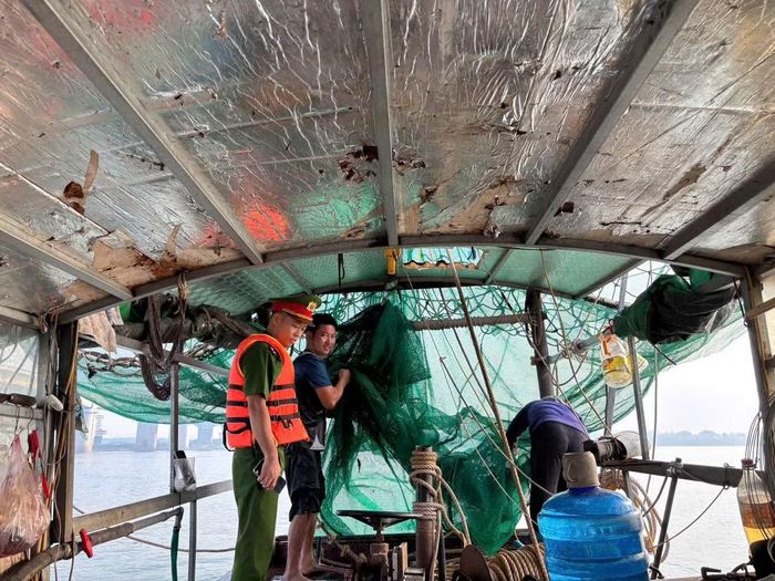 Lực lượng chức năng phát hiện 3 trường hợp sử dụng kích điện để khai thác thủy sản trái quy định ngày 13/10