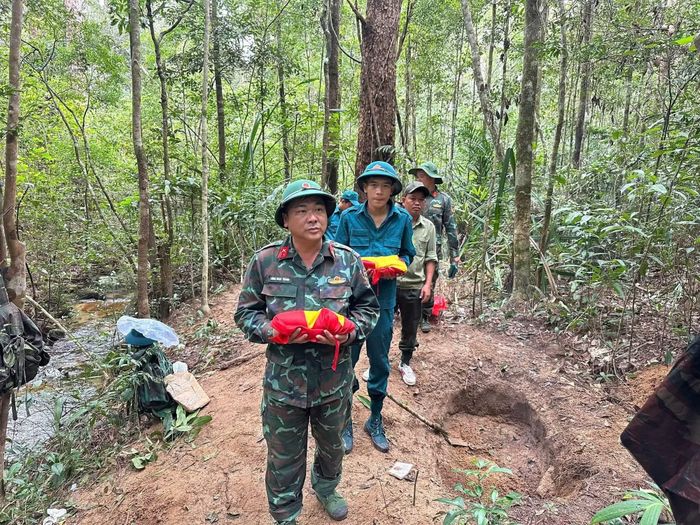 Tiến hành đưa 2 liệt sĩ về nơi thờ cúng để chuẩn bị an táng (Ảnh Đội K51).