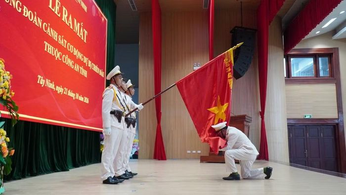 Đại tá Trần Văn Luận, Phó Giám đốc Công an tỉnh, Trung đoàn trưởng thực hiện nghi thức tuyên thệ.