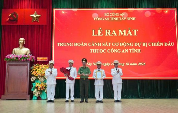 Thiếu tướng Vũ Như Hà, Giám đốc Công an tỉnh Tây Ninh trao quyết định, tặng hoa Ban Chỉ huy Trung đoàn.