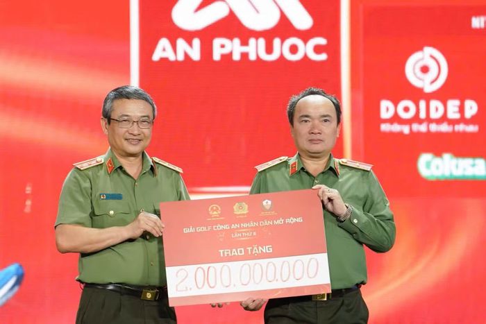 Trung tướng Nguyễn Ngọc Toàn, Trợ lý Ủy viên Bộ Chính trị Bộ trưởng Bộ Công an, Phó Chủ tịch Thường trực Hiệp hội Thể thao CAND trao bảng tượng trưng 2 tỷ đồng cho Thiếu tướng Trương Minh Đương, Giám Đốc Công an tỉnh Lâm Đồng triển khai chương trình xây dựng nhà tình nghĩa.