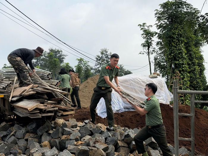 Công an tỉnh Lâm Đồng hỗ trợ xây nhà cho nhân dân.