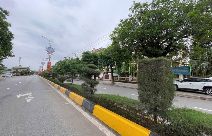 Đường phố ở các phường trung tâm tỉnh Quảng Trị luôn sạch sẽ vì được quét dọn vệ sinh hàng ngày.