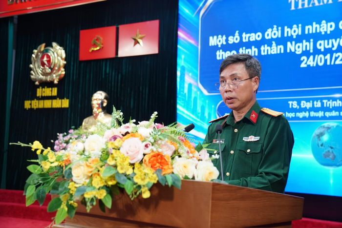 Các đại biểu trình bày tham luận, đóng góp ý kiến tại hội thảo.