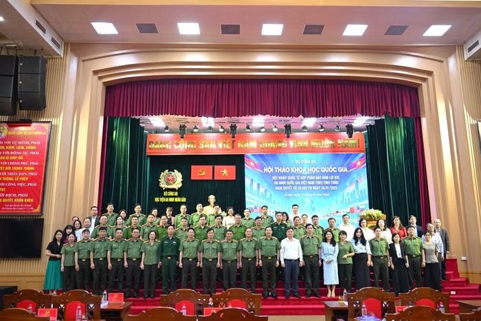Thứ trưởng Lê Văn Tuyến và các đại biểu chụp ảnh lưu niệm tại hội thảo.