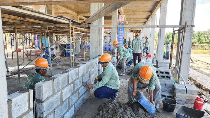 Xây dựng hệ thống dữ liệu cung - cầu lao động thống nhất, đồng bộ là một trong những giải pháp để giải bài toán thiếu hụt lao động cục bộ.