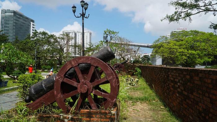 Súng thần công tại Thành Điện Hải là hiện vật có giá trị lịch sử đáng chú ý, gắn với quá trình xây dựng hệ thống phòng thủ và cuộc kháng chiến chống liên quân Pháp – Tây Ban Nha của quân dân Đà Nẵng từ năm 1858.