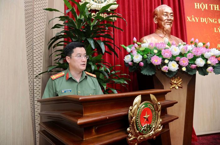 Thượng tá Nguyễn Quang Chiến, Phó Cục trưởng Cục trưởng Cục Khoa học, Chiến lược và Lịch sử Công an phát biểu khai mạc và điều hành tham luận tại hội thảo.