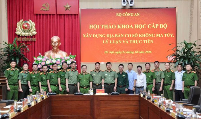Trung tướng, TS Vũ Thanh Chương và các đại biểu tham dự hội thảo.