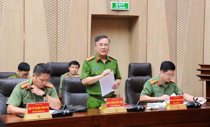 Các đại biểu tham luận tại hội thảo.