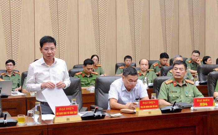 Các đại biểu tham luận tại hội thảo.